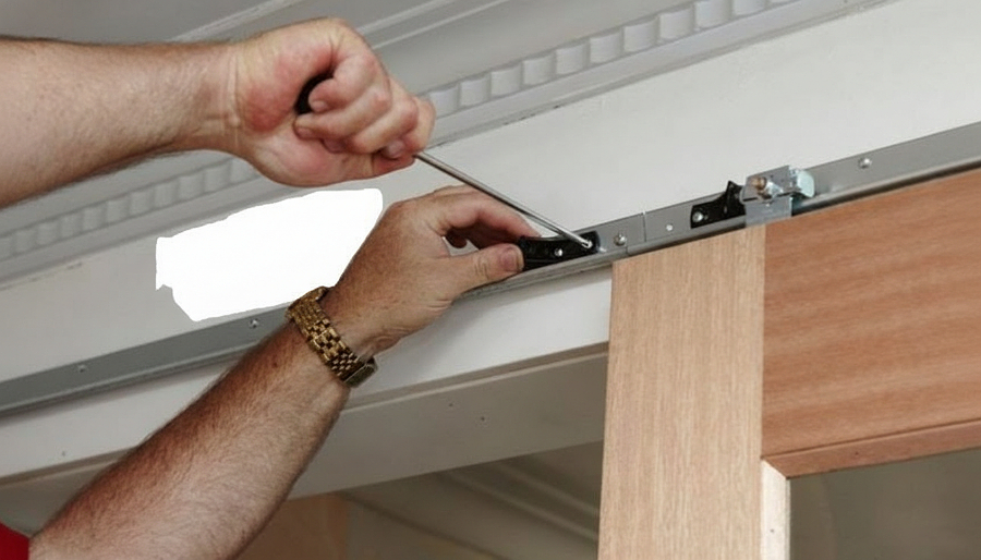 Thay bánh xe cửa nhôm kính đã hỏng nên thay cả thanh ray để tránh làm biến dạng hỏng bánh xe mới.